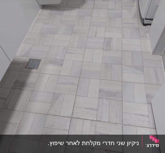 רצפה נקייה עם אריחים בהירים במטבח